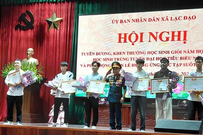 Học sinh có thành tích tiêu biểu của xã Lạc Đạo được biểu dương, khen thưởng.