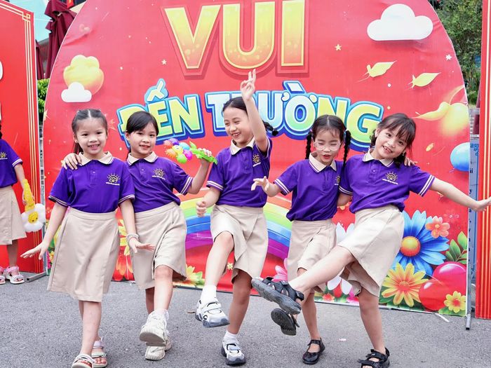 Theo chị Dung, việc được tham gia cuộc thi viết “Trường học hạnh phúc” đã giúp Mộc Anh có thêm cơ hội quan sát, suy nghĩ, thể hiện cảm xúc và chia sẻ những điều mình quan tâm.