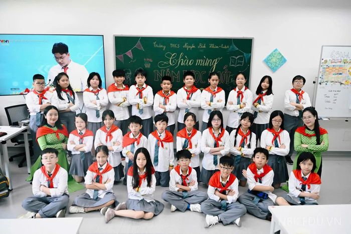 Cô Phùng Thị Ngọc cho rằng, một ngôi trường hạnh phúc không chỉ được tạo nên bởi cơ sở vật chất hiện đại, không gian học tập thân thiện mà quan trọng hơn là sự đồng hành, lắng nghe và quan tâm của thầy cô dành cho học sinh.