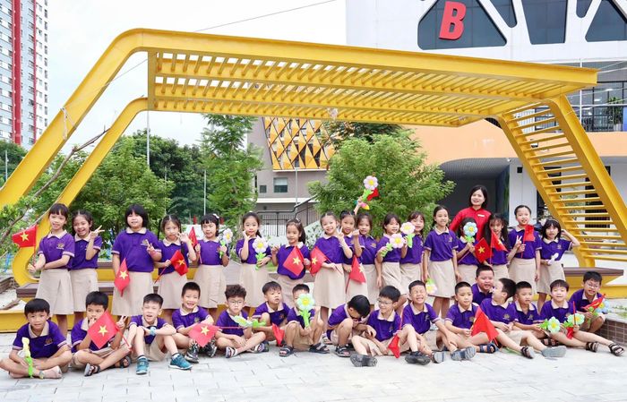 Với nhiều phụ huynh, một dấu hiệu giản dị của trường học hạnh phúc là con đi học vui, về nhà có chuyện để kể và ngày càng tự tin là chính mình.