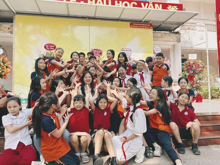 Cô Thu Giang cho rằng, mỗi lượt bình chọn của học sinh, phụ huynh hay giáo viên không đơn thuần là một sự ủng hộ, mà còn thể hiện tình cảm, câu chuyện và dấu ấn riêng của mỗi người đối với mái trường.