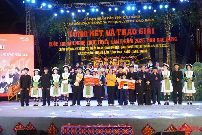 Phó Chủ tịch UBND tỉnh Hà Nhật Lệ trao giải nhất cho tiết mục “Song tấu sáo Mèo - đàn môi: Liên khúc tiếng gọi non cao”, xã Bảo Lâm.