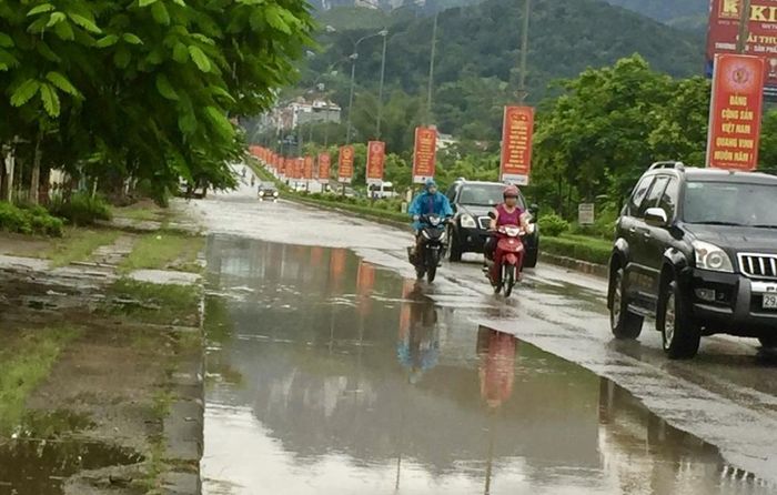 Trên địa bàn tỉnh sáng 4/10, trời mưa to.