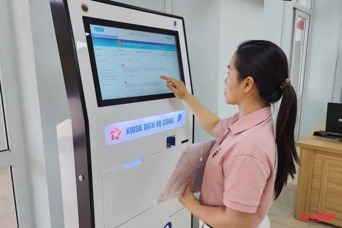 Người dân tra cứu dữ liệu trên hệ thống dịch vụ công tại phường Nùng Trí Cao.