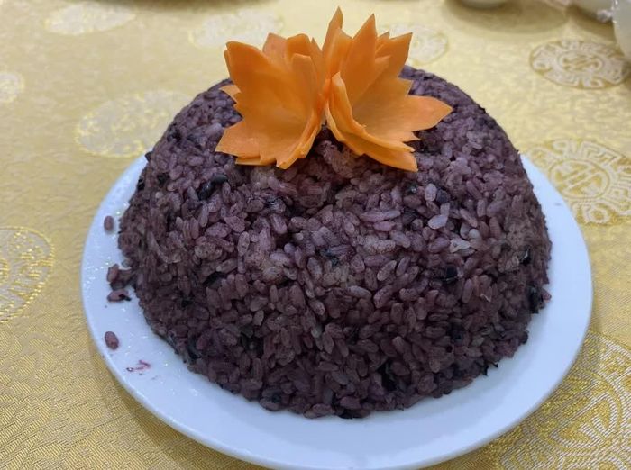 Từ những quả trám đen, người Tày, Nùng ở Cao Bằng chế biến thành món xôi trám thơm ngon, hấp dẫn và đặc trưng.