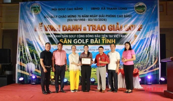 Hội Golf Cao Bằng trao giấy chứng nhận “Sân golf cộng đồng đầu tiên tại Việt Nam” cho xã Thanh Long.