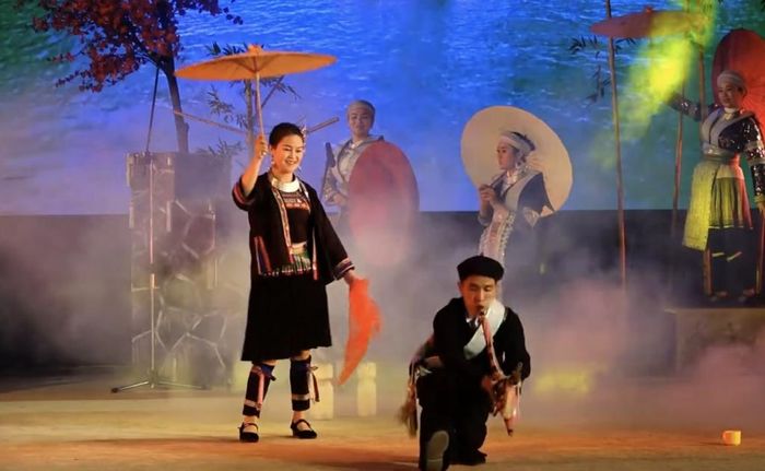 Nói đến dân tộc Mông là nhắc đến khèn - Tiếng khèn trở thành phương tiện để đồng bào gửi gắm tình cảm, tâm tư và những điều khó nói thành lời.