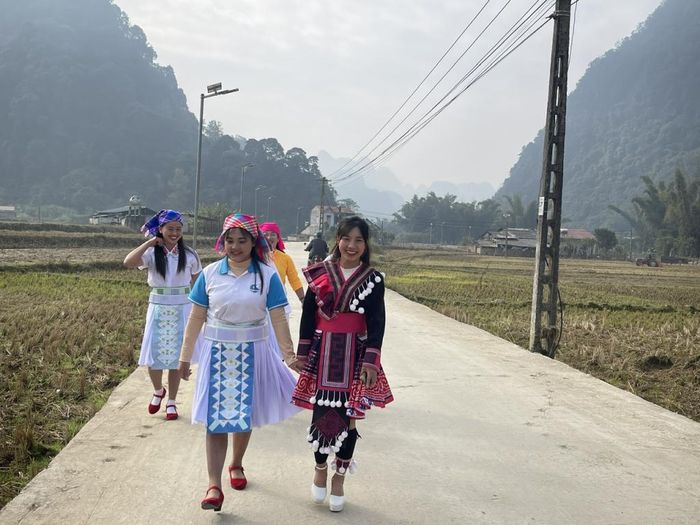 Giữa nhịp sống hiện đại, đồng bào dân tộc Mông vẫn nâng niu gìn giữ những giá trị văn hóa của dân tộc mình.