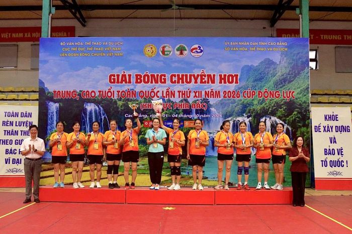 Lãnh đạo tỉnh trao huy chương và cúp cho đội nữ Cao Bằng giành giải nhất nhóm tuổi từ 61 tuổi trở lên.