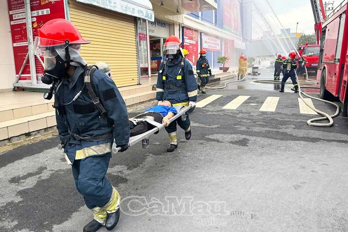Cảnh sát PCCC và CNCH thực tập phương án chữa cháy tại siêu thị Co.opmart Bạc Liêu, phường Bạc Liêu.
