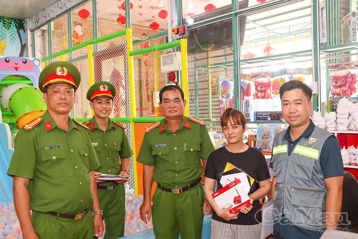 Cán bộ PCCC và CNCH khu vực Phước Long tuyên truyền, vận động chủ cơ sở kinh doanh lắp đặt, sử dụng thiết bị truyền tin báo cháy.