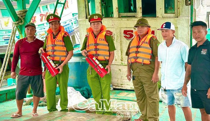 Cán bộ Phòng Cảnh sát PCCC và CNCH kiểm tra thiết bị PCCC trên tàu biển tại xã Sông Đốc.