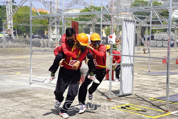 Thành viên các tổ liên gia an toàn PCCC rèn luyện kỹ năng chữa cháy và CNCH tại Hội thi nghiệp vụ.