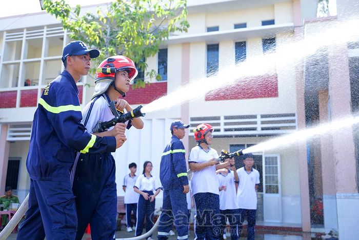Học sinh thực hành sử dụng thiết bị chữa cháy tại Trung tâm Giáo dục cộng đồng về PCCC và CNCH.