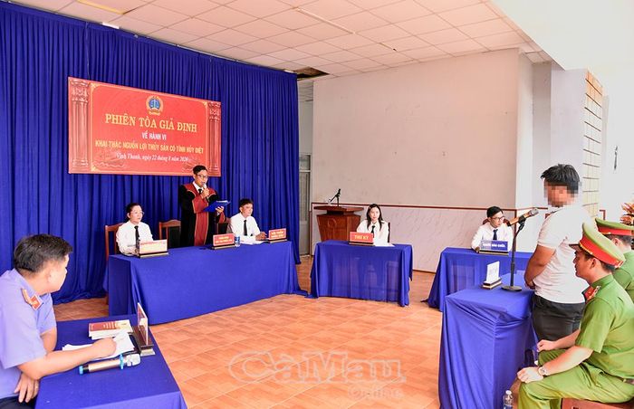 Phiên toà giả định giúp người dân xã Vĩnh Thanh hiểu rõ quy định pháp luật và hậu quả pháp lý của hành vi khai thác thuỷ sản mang tính huỷ diệt.