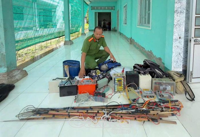 Các dụng cụ xiệt điện do người dân tự nguyện giao nộp cho Công an xã Phước Long.