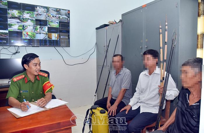 Nhiều hộ dân tự nguyện đến Công an xã Vĩnh Thanh giao nộp dụng cụ kích điện.