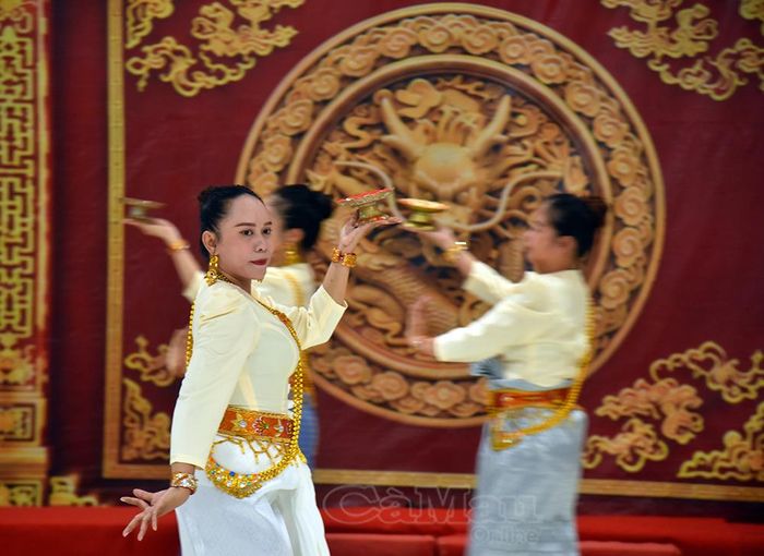 Điệu múa “Chúc phúc” gửi gắm lời chúc tốt đẹp của đồng bào Khmer đến bạn bè về dự hội.