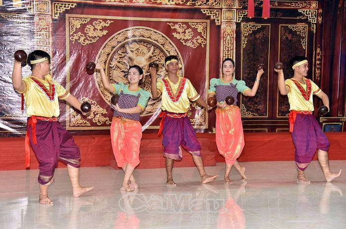 Điệu múa gáo đặc trưng của đồng bào Khmer.