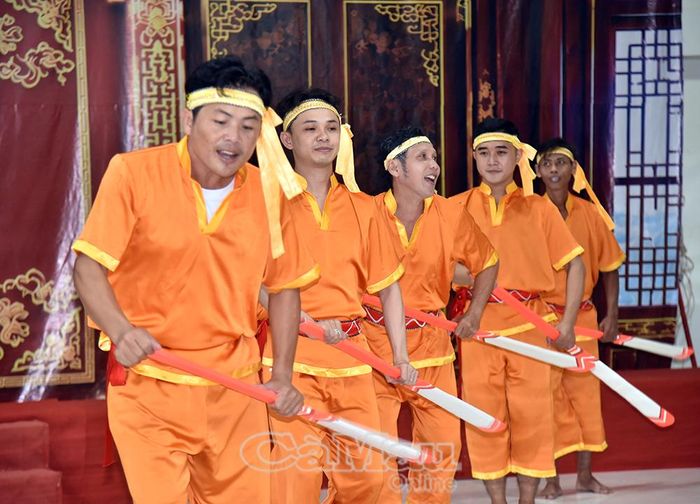 Tiết mục tái hiện không khí lễ hội tưng bừng với cuộc đua ghe Ngo.