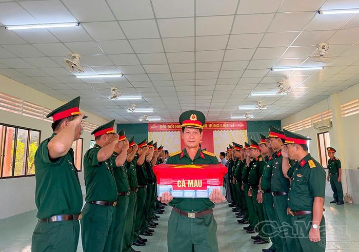 Đại tá Lê Quang Luật, Phó Chính uỷ Bộ Chỉ huy Quân sự tỉnh Cà Mau, chuyển các mẫu sinh phẩm ra xe để đưa đến thành phố Cần Thơ.