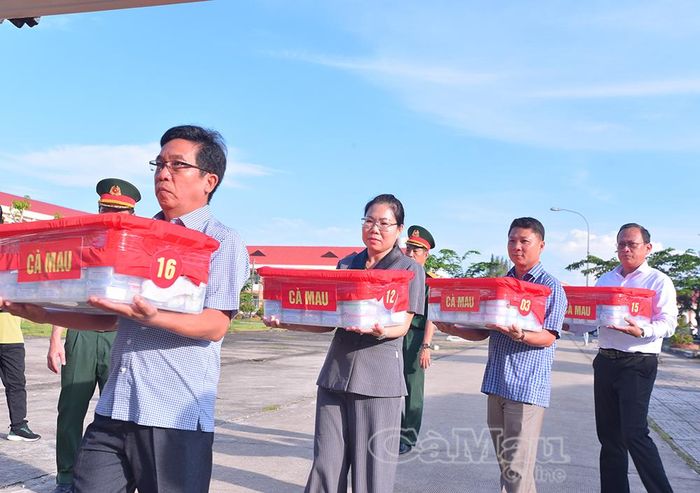 Đại diện các xã, phường đến đưa tiễn các mẫu sinh phẩm trong hành trình xác định danh tính các liệt sĩ.