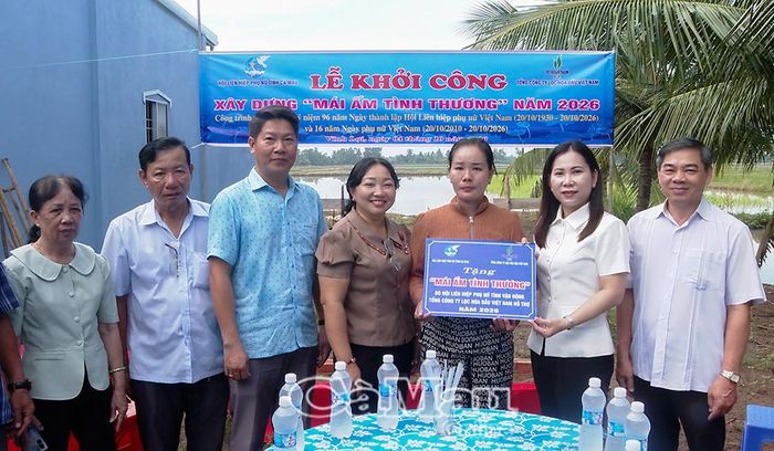 Bà Lê Thị Ngọc Linh, Phó Chủ tịch Uỷ ban MTTQ Việt Nam tỉnh Cà Mau, Chủ tịch Hội LHPN tỉnh; đồng chí Ngô Trường Tại, Phó Bí thư Thường trực Đảng uỷ, Chủ tịch HĐND xã Vĩnh Lợi (bìa phải) và đại diện chính quyền địa phương, trao bảng tượng trưng khởi công nhà “Mái ấm tình thương” cho bà Phạm Thị Như Ý, ấp Trà Ban II.