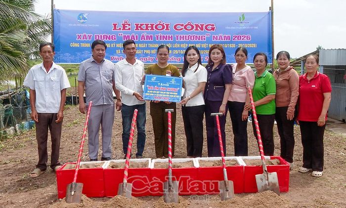 Đại diện Hội LHPN tỉnh Cà Mau và Hội LHPN xã Vĩnh Hậu trao bảng tượng trưng khởi công nhà “Mái ấm tình thương” cho bà Trần Thị Liễu, Ấp 12.
