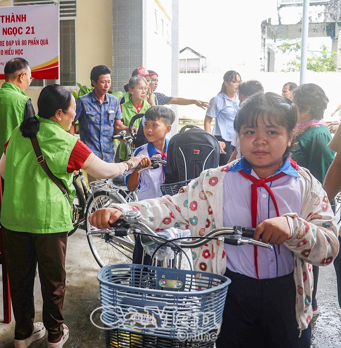 15 xe đạp cùng các phần quà thiết thực được trao tặng học sinh có hoàn cảnh khó khăn trên địa bàn xã Định Thành.