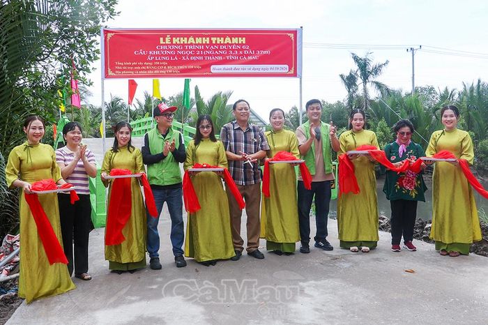 Các đại biểu thực hiện nghi thức khánh thành cầu Khương Ngọc 21 tại ấp Lung Lá, xã Định Thành.