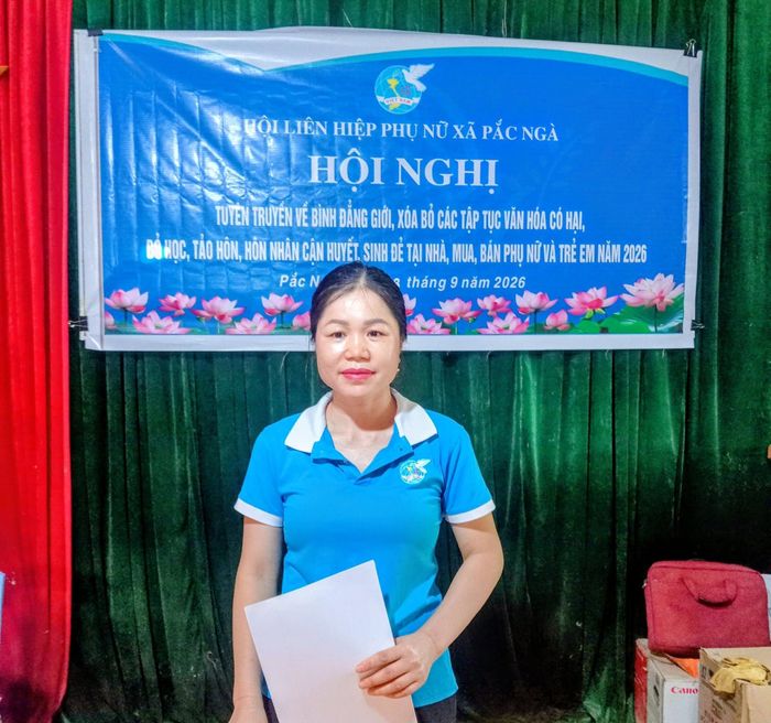 Cán bộ Hội Liên hiệp phụ nữ xã Pắc Ngà tuyên truyền về bình đẳng giới, phòng chống tảo hôn, hôn nhân cận huyết thống và mua bán phụ nữ, trẻ em tại bản Lừm Thượng A và bản Bước. Ảnh: Vũ Điền
