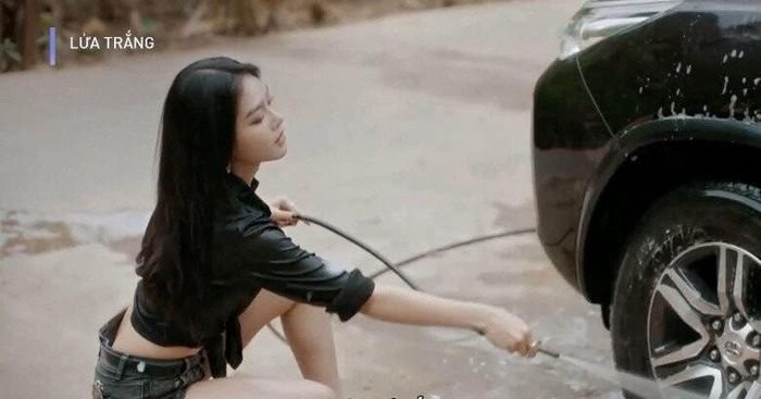 Cảnh quay rửa xe của Sương trong phim.