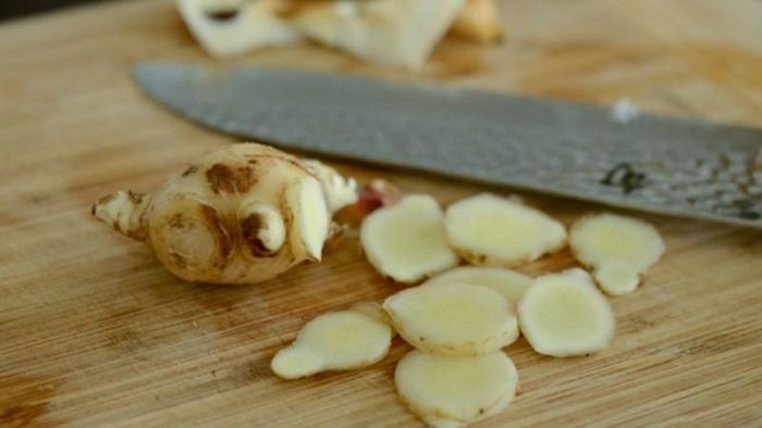 Bên cạnh đó, bạn có thể thái gừng thành lát nhỏ rồi sấy khô. Ảnh minh họa
