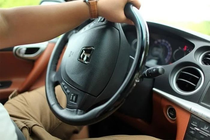 Chuyển số N khi xuống dốc không giúp tiết kiệm nhiên liệu như nhiều người vẫn nghĩ, đồng thời có thể làm giảm khả năng kiểm soát xe. Ảnh minh họa