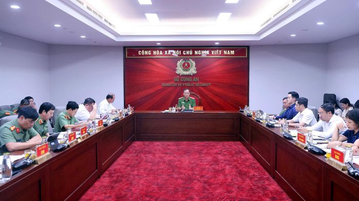 Thứ trưởng Nguyễn Văn Long chủ trì buổi làm việc.