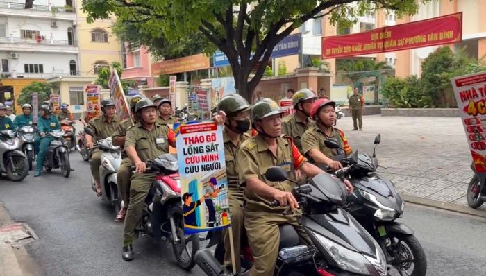 Các lực lượng diễu hành tuyên truyền, vận động người dân tháo gỡ lồng sắt, mở lối thoát nạn