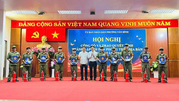Trao quyết định thành lập các đội PCCC dân phòng trên địa bàn P.Tân Bình