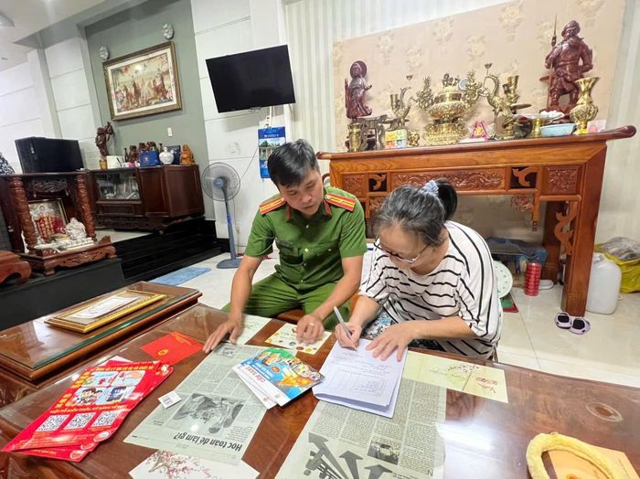 Người dân trên địa bàn phường tiếp nhận tuyên truyền, ký cam kết bảo đảm an toàn PCCC và thoát nạn