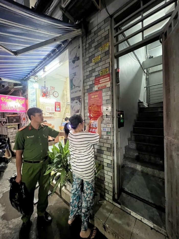 Lực lượng Công an, Dân quân trật tự và ANTT cơ sở đi từng ngõ, gõ từng nhà tuyên truyền phòng chống cháy nổ