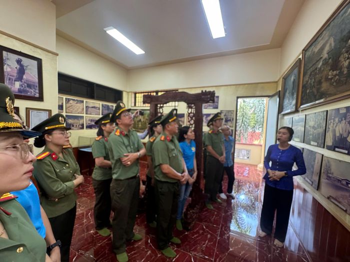 Thành viên trong đoàn xúc động khi nghe nhân viên thuyết minh nói về cuộc đời chị Sáu
