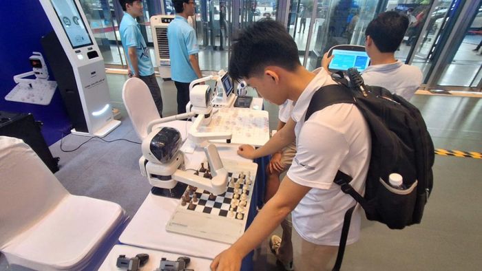 ASTEC thu hút khách tham quan tại NIC 2026 bằng hệ sinh thái robot AI++. Ảnh: Thành Biên.