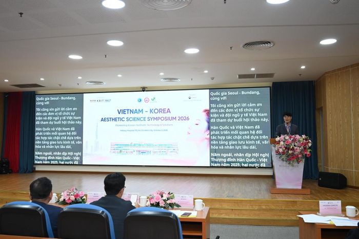 Ông David Seong- Eun Hwang, Trưởng ban Công nghiệp Thiết bị Y tế và Mỹ phẩm - Viện Phát triển Công nghiệp Y tế Hàn Quốc phát biểu tại hội thảo.