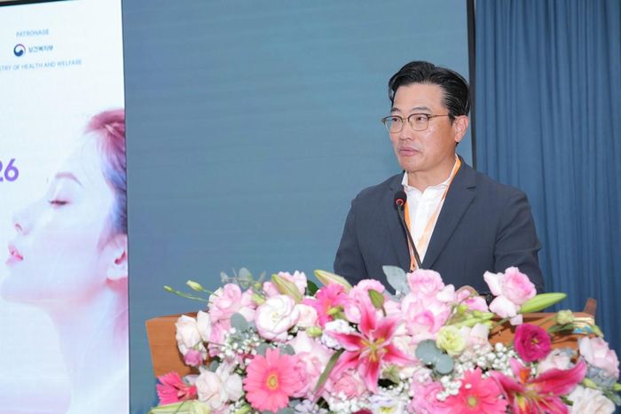 GS Heo Chan Yeong, Chủ tịch Hiệp hội Phẫu thuật Thẩm mỹ Hàn Quốc (KSAPS) - Trưởng khoa Phẫu thuật Tạo hình và Phục hồi, Bệnh viện Đại học Quốc gia Seoul - Bundang (SNUBH) phát biểu tại hội thảo.