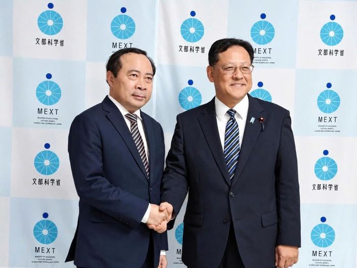 Bộ trưởng Vũ Hải Quân làm việc với ông Seki Yoshihiro - Bộ trưởng Bộ Giáo dục, Văn hóa, Thể thao, Khoa học và Công nghệ Nhật Bản. Ảnh: MST