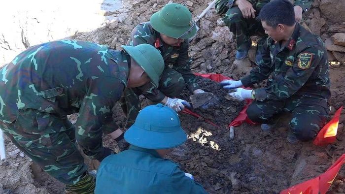 Lực lượng làm nhiệm vụ khai quật tìm thấy nhiều dấu tích hài cốt và di vật liên quan đến những người đã hy sinh, tử nạn tại khu vực Mả Chìa. ảnh UBND xã VB