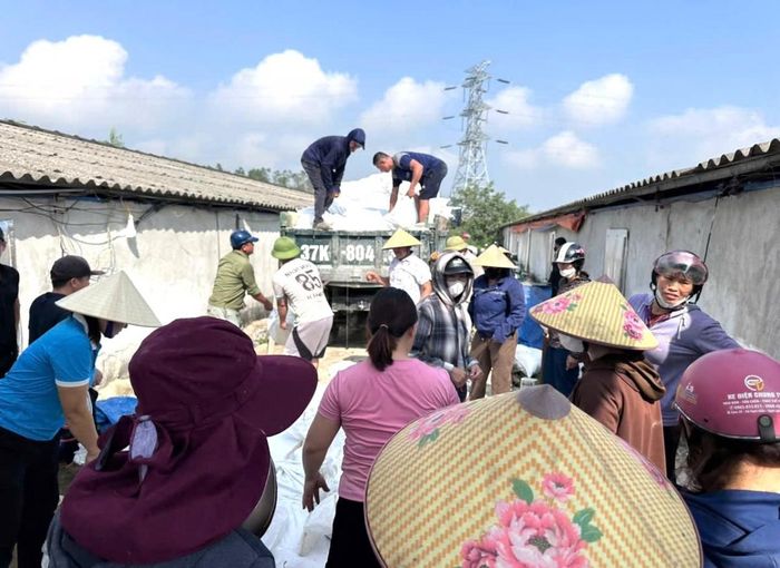 Chính quyền địa phương, người dân hỗ trợ gia đình thu gom, xử lý số gà bị chết để đảm bảo vệ sinh môi trường. (Ảnh: TP)