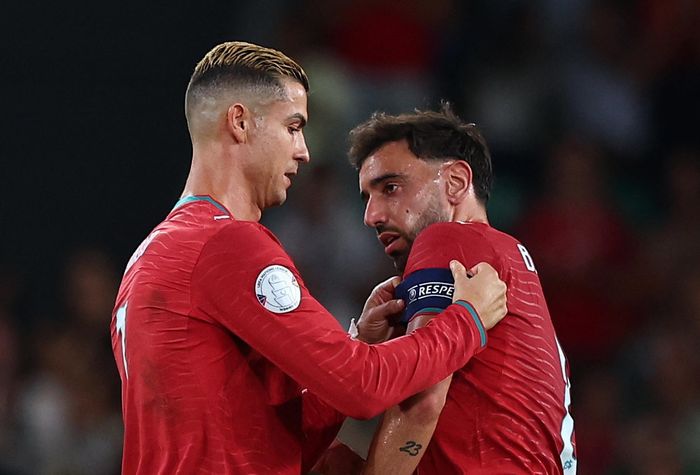 Bruno Fernandes mong Ronaldo đừng chia tay đội tuyển Bồ Đào Nha.