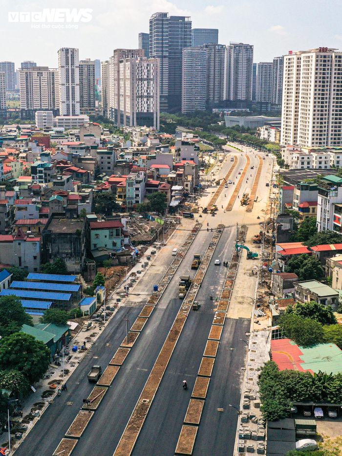 Đoạn tuyến rộng khoảng 50 m, hoàn thành nền đường và hệ thống hạ tầng kỹ thuật ngầm. Vỉa hè, bó vỉa, cây xanh, chiếu sáng và một số hạng mục tổ chức giao thông tiếp tục được hoàn thiện.