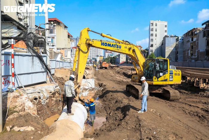 Một số vị trí trên tuyến có nền đất yếu, khiến việc thi công phải xử lý kỹ phần nền trước khi làm các hạng mục tiếp theo. 
