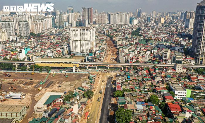 Tại đoạn Ngụy Như Kon Tum - Nguyễn Trãi, máy móc tập trung ở nhiều vị trí trên tuyến dài khoảng 950 m. Công nhân thi công nền đường, cống thoát nước và các hạng mục hạ tầng kỹ thuật.